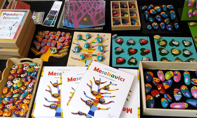 Bemutatjuk Orsit, aki festett kavicsokból épít magyar mesebirodalmat