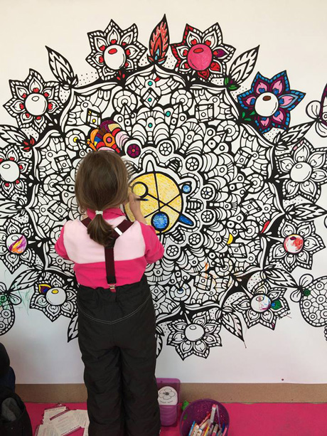 Óriás a színező előtt. :-) A Mályvavirág Alapítvány