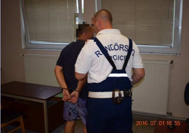 Mutogató perverz szatír zaklatta a futó nőket