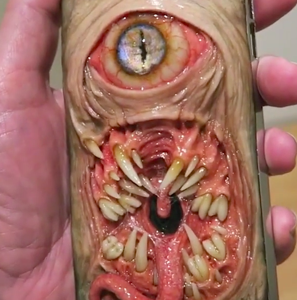 Ez minden idők leggusztustalanabb telefontokja