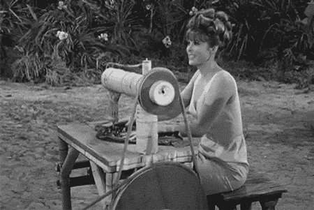 Izzadságszagú alma és szerelemkanál: furcsa udvarlási szokások a történelemben