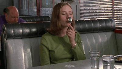 Izzadságszagú alma és szerelemkanál: furcsa udvarlási szokások a történelemben