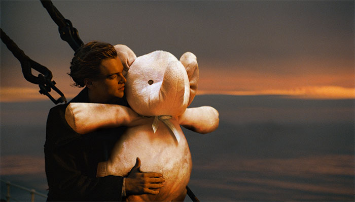 A szülők azt mondják, a kisfiú játéka nem veszett el, csak körbeutazza a világot A szülők azt mondják, a kisfiú játéka nem veszett el, csak körbeutazza a világot