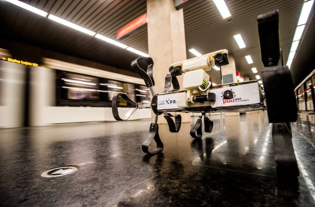 Puli Space Technologies I2.0N típusú holdszondája a Metró Galéria Puli Space-kiállításának megnyitóján a Puskás Ferenc Stadion metróállomáson