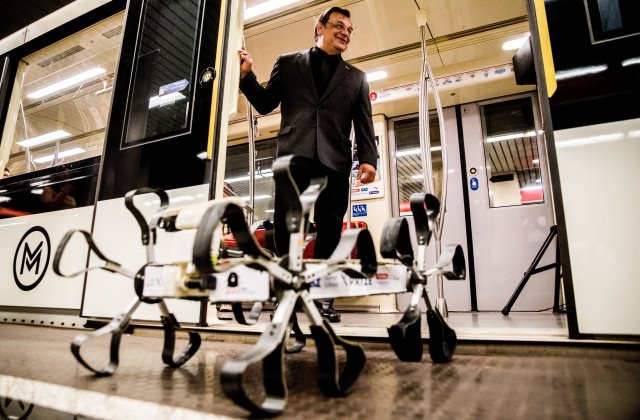 A metrókocsikban láthatók keddtől a plakátok