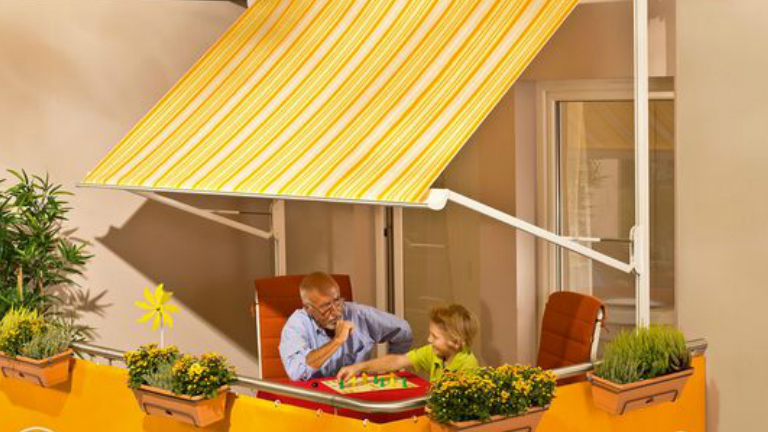 Az árnyékos helyek nagyon fontosak a nyári hőségben. Apró teraszon is tudsz egy kis hűst Az árnyékos helyek nagyon fontosak a nyári hőségben. Apró teraszon is tudsz egy kis hűst