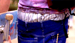 Pénzbírsággal büntetik aki az alsóneműjét mutogatja