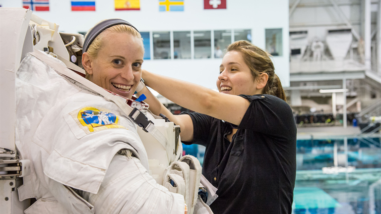 A jóval nehezebb szkafander meglepte a vegyvédelmi overálhoz szokott Rubinst (Fotó: NASA)