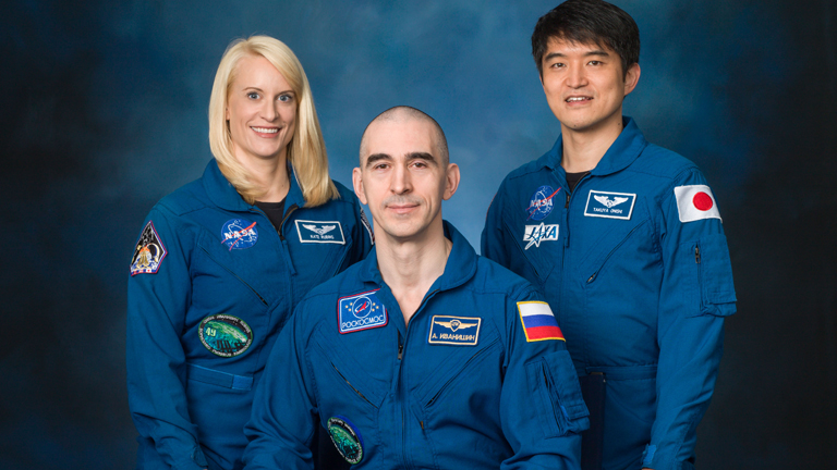 Anatolij Ivanisin és Onishi Takuya társaságában, a küldetés hivatalos fotóján (Fotó: NASA)