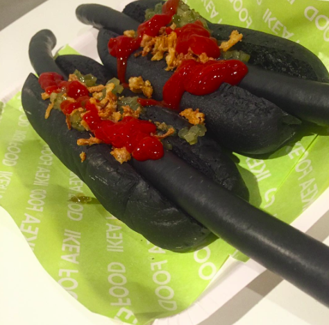 Elég ijesztő az IKEA új fekete hot dogja Elég ijesztő az IKEA új fekete hot dogja