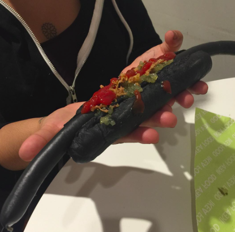 Elég ijesztő az IKEA új fekete hot dogja Elég ijesztő az IKEA új fekete hot dogja