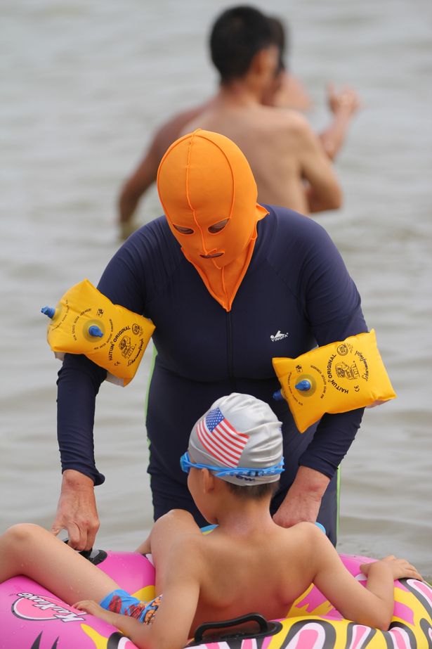 Bizarr mánia: ilyen arcmaszkokkal strandolnak Kínában Bizarr mánia: ilyen arcmaszkokkal strandolnak Kínában