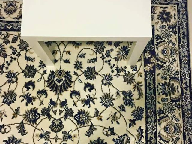 Optikai illúzió: te megtalálod a mobilt a szőnyegen? Optikai illúzió: te megtalálod a mobilt a szőnyegen?