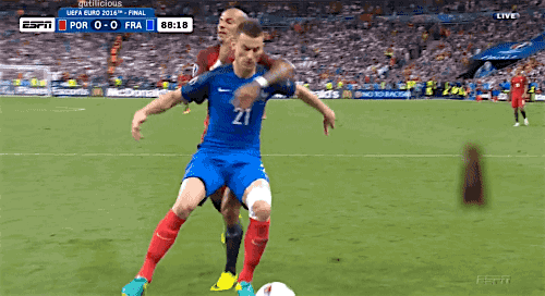 Így kell kikísérni az ellenfelet a labdával a partvonalon túlra