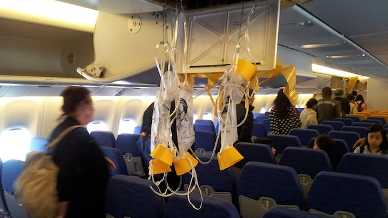 Az oxigénmaszkot nem véletlenül kell először saját magunkon rögzíteni