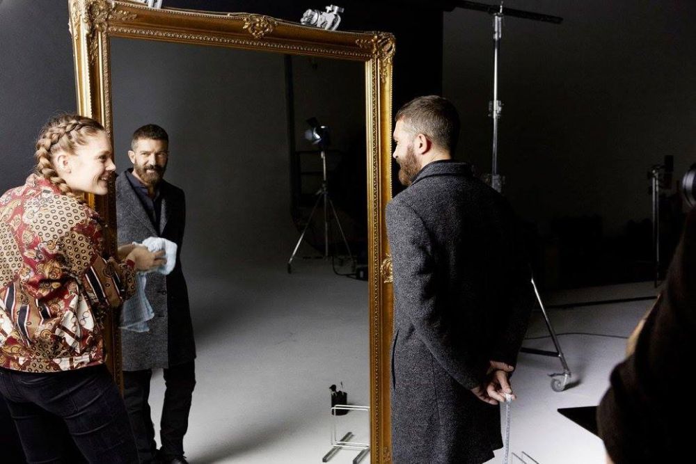 Antonio Banderas párducmintás nadrágban pózol Antonio Banderas párducmintás nadrágban pózol