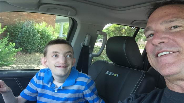 Azt mondták, csak két évet élhet a kisfiú, most 30. szülinapját szervezik