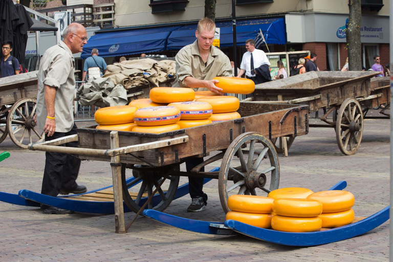 Sajtországban gurul a sajt: Hollandia és a híres sajtpiacok