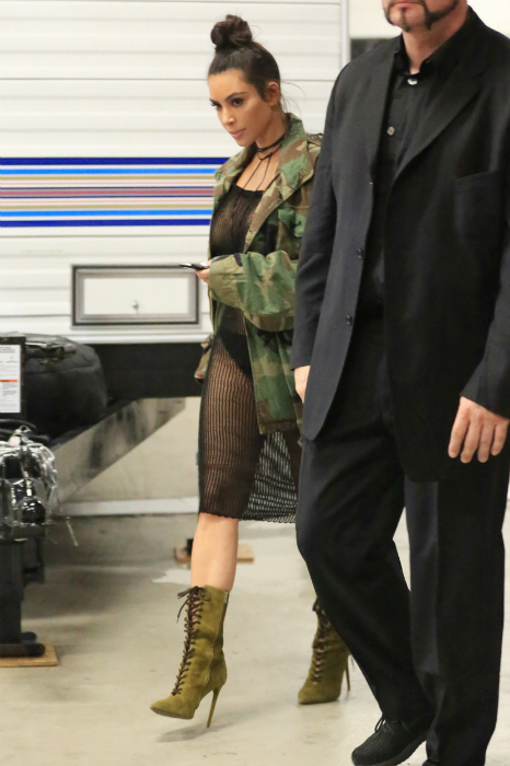 Kim Kardashian bugyiban sétálgat, lényegében