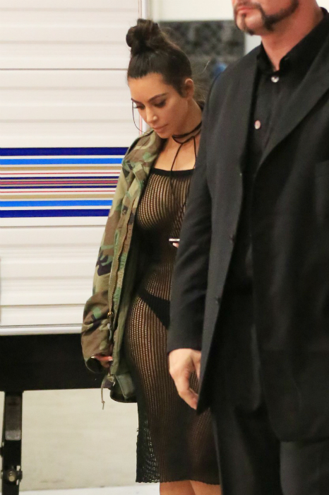 Kim Kardashian bugyiban sétálgat, lényegében