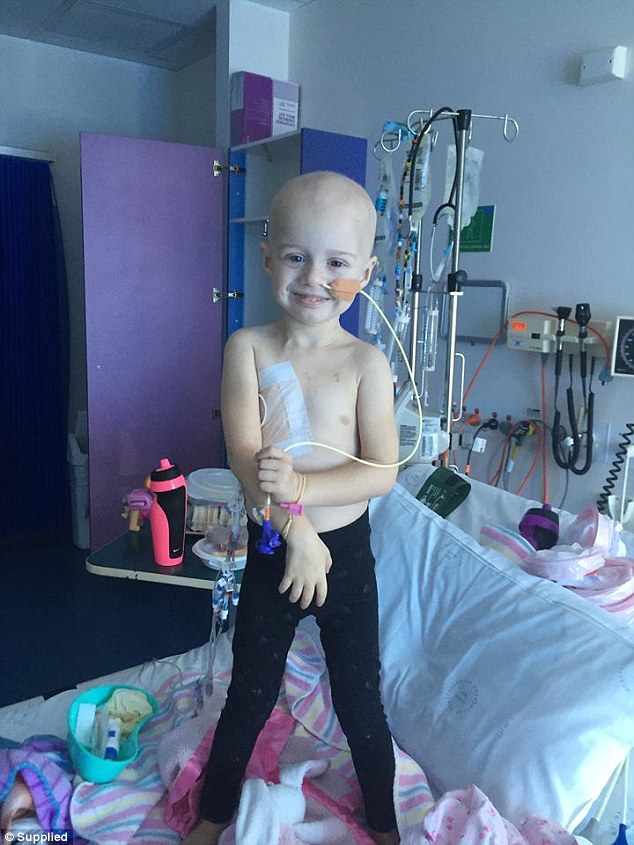 Döbbenetes okból nem engedték be a három éves rákbeteg lányt a moziba Döbbenetes okból nem engedték be a három éves rákbeteg lányt a moziba