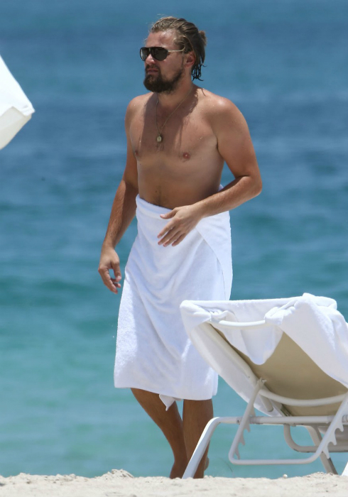 Leonardo DiCaprio új nője apró bikiniben nyal és vonaglik