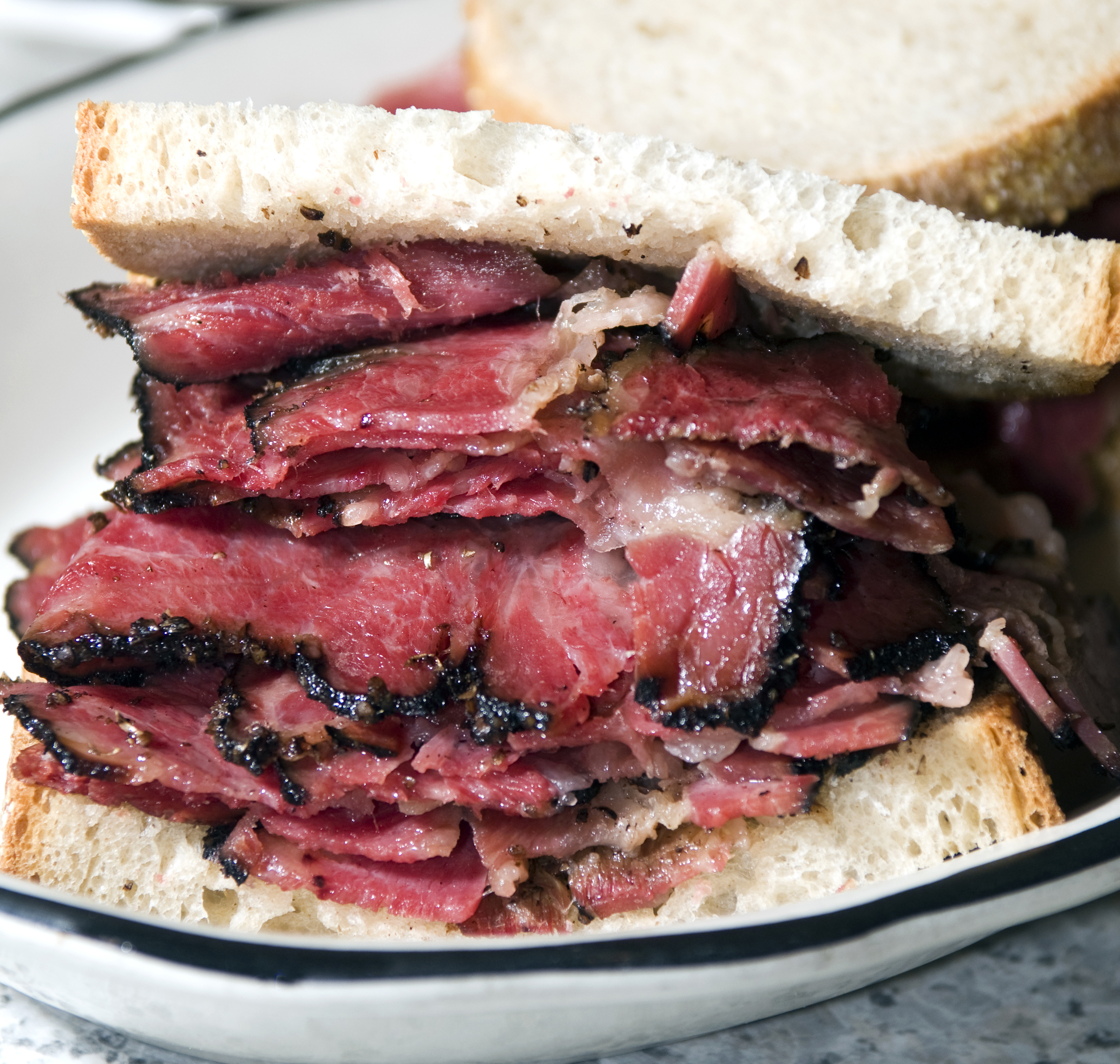 Kajakóma tálalva: New York ikonikus szendvicse, a pastrami