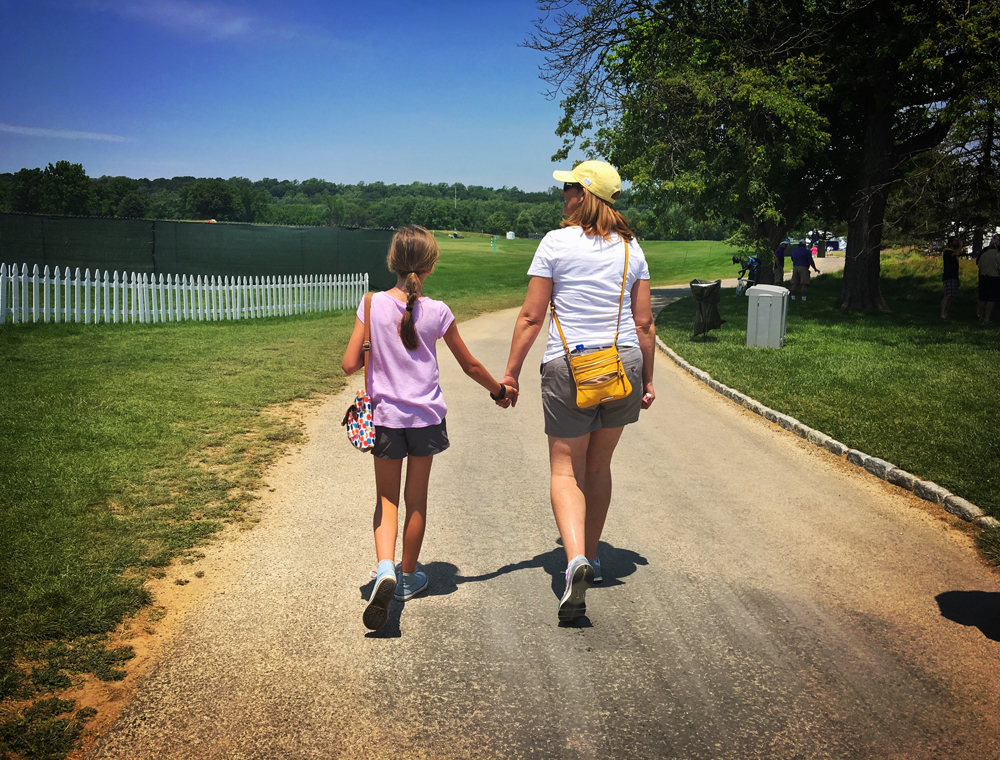 Te mászkálnál kézen fogva a nagy kamasz gyerekeddel?