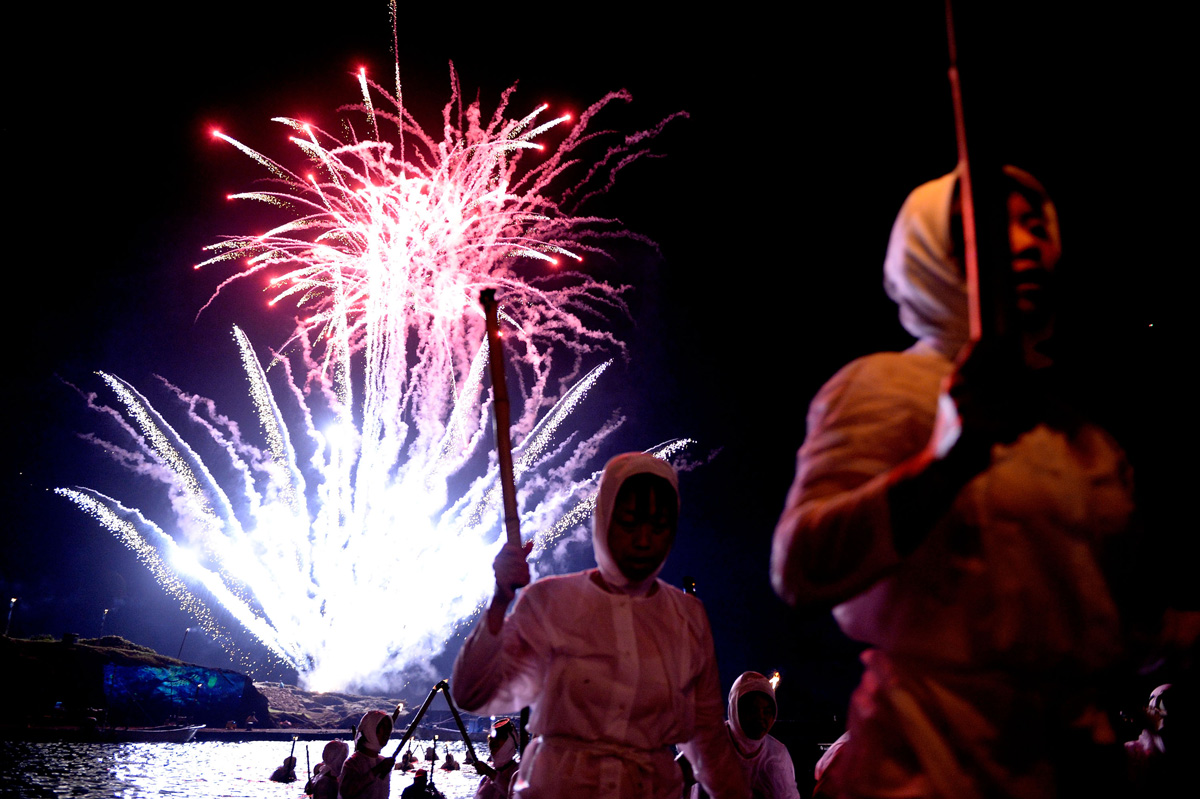 15 fotó japán egyik leglátványosabb tűzijáték fesztiváljáról, a Tezutsu Hanabiról 15 fotó japán egyik leglátványosabb tűzijáték fesztiváljáról, a Tezutsu Hanabiról