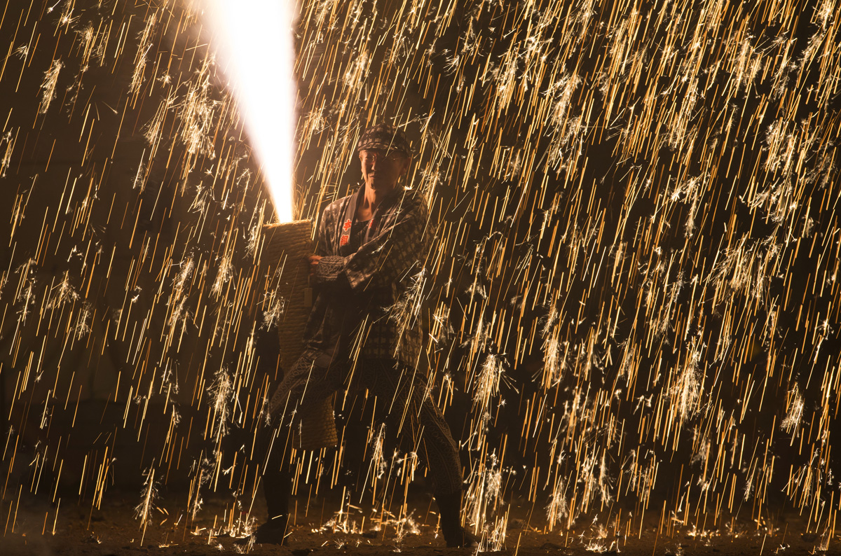 15 fotó japán egyik leglátványosabb tűzijáték fesztiváljáról, a Tezutsu Hanabiról 15 fotó japán egyik leglátványosabb tűzijáték fesztiváljáról, a Tezutsu Hanabiról