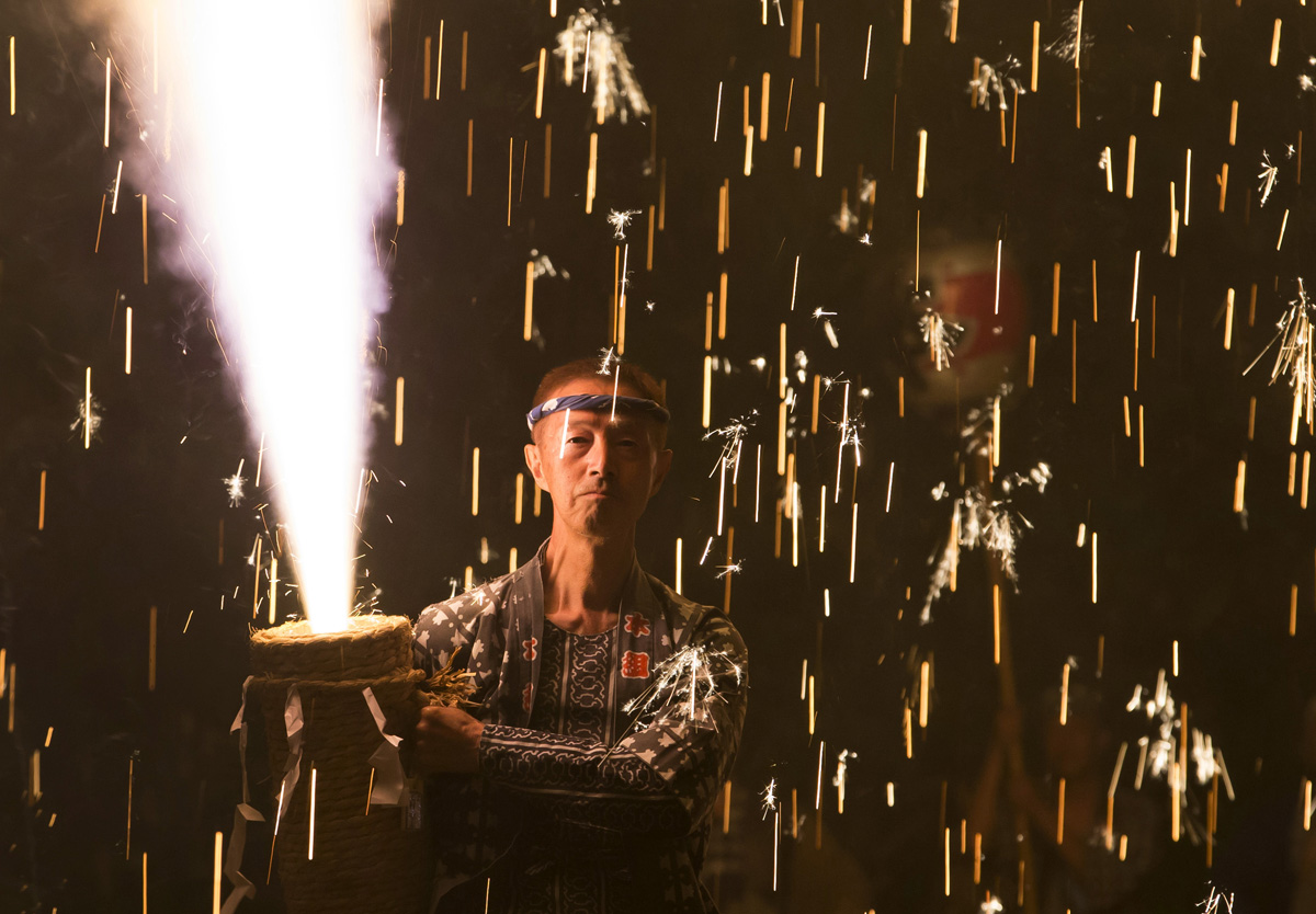 15 fotó japán egyik leglátványosabb tűzijáték fesztiváljáról, a Tezutsu Hanabiról 15 fotó japán egyik leglátványosabb tűzijáték fesztiváljáról, a Tezutsu Hanabiról