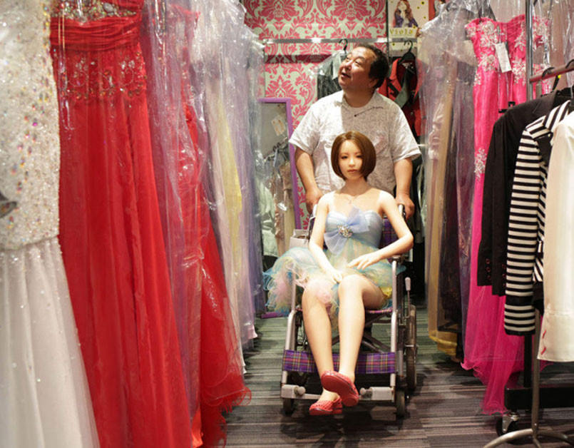 Ez a férfi egy guminő miatt hagyta el a feleségét