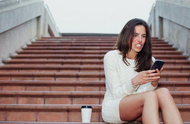 Tippek telefon hackerek ellen – Így előzd meg a bajt a nyaraláson!