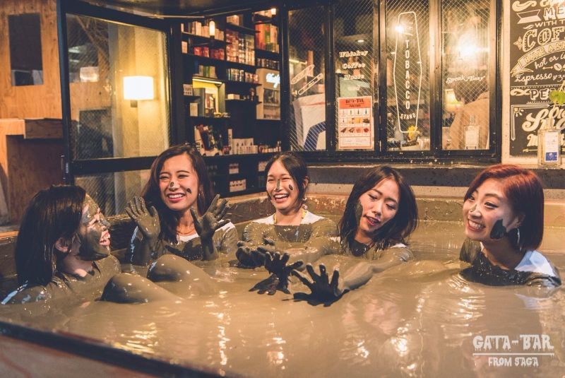 Itt az új japán őrület: imádják a tokióiak a sárban úszó bárt - fotók