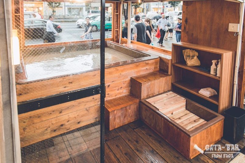 Itt az új japán őrület: imádják a tokióiak a sárban úszó bárt - fotók