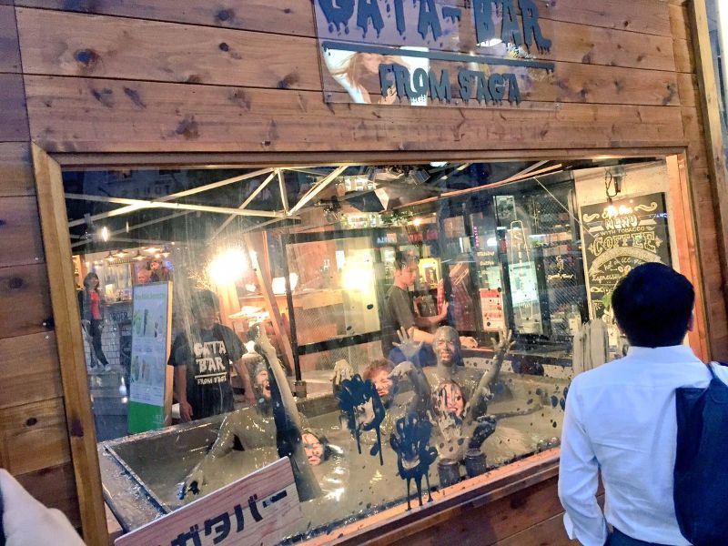 Itt az új japán őrület: imádják a tokióiak a sárban úszó bárt - fotók