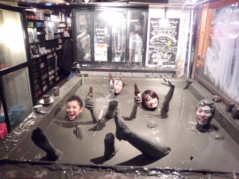 Itt az új japán őrület: imádják a tokióiak a sárban úszó bárt - fotók