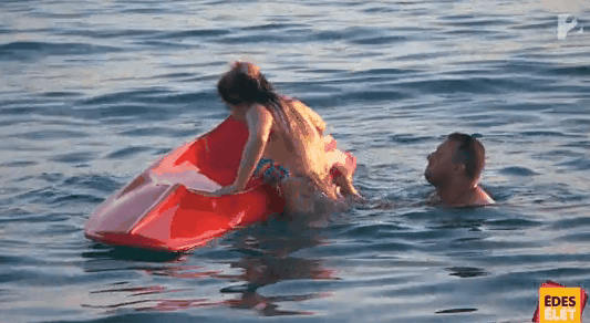 Alekosz lehúzza Éva bugyiját