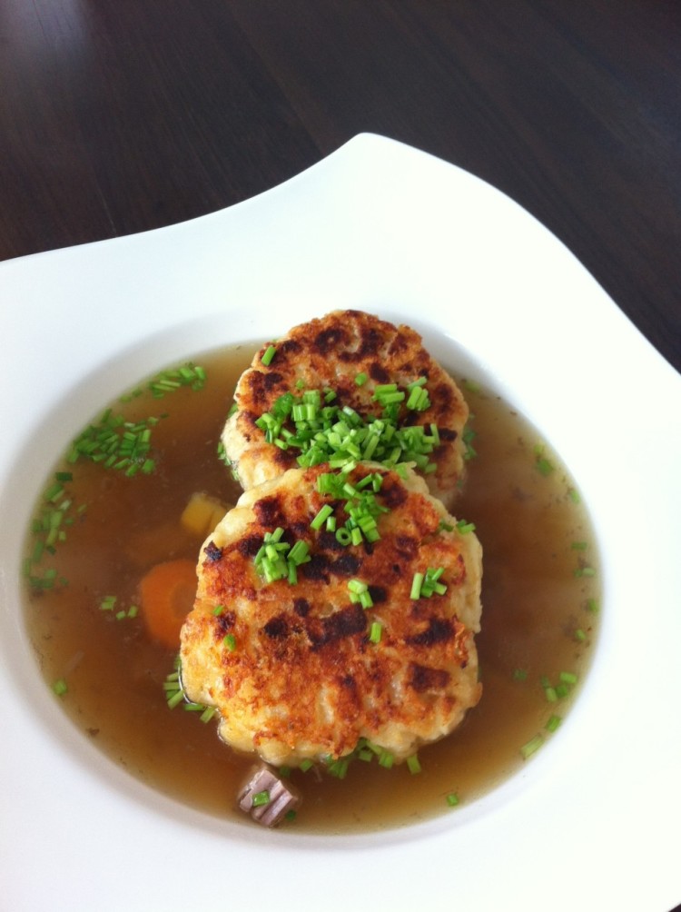 Forrás: //www.binekocht.at/2012/04/09/kaspresknodelsuppe/