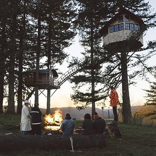 Mindenki gyerekkori álmát valóra váltotta a férfi, aki egy faházban él