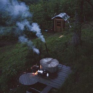Mindenki gyerekkori álmát valóra váltotta a férfi, aki egy faházban él