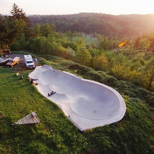 Mindenki gyerekkori álmát valóra váltotta a férfi, aki egy faházban él