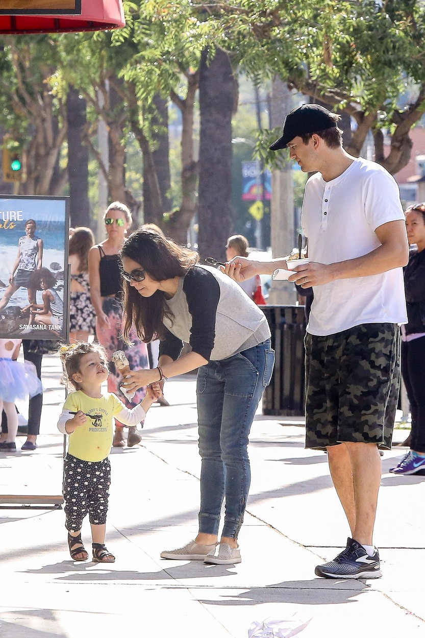 Mila Kunis elárulta: Ashton pénisze akkora... Mila Kunis elárulta: Ashton pénisze akkora...