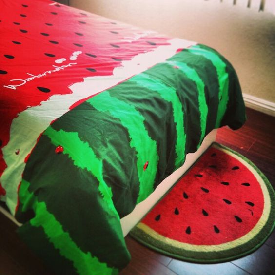 A dinnyés ágyneműhúzat mellé jár a dinnyés szőnyeg.