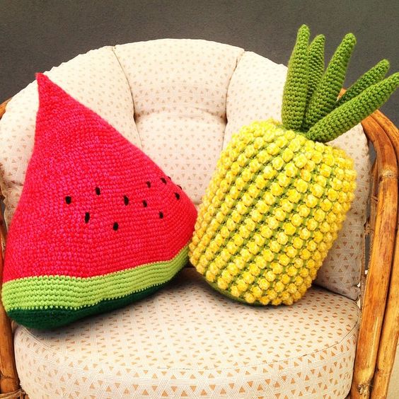 Egy egyszerű fotelt is feldob egy horgolt, DIY dinnye kispárna dekoráció.