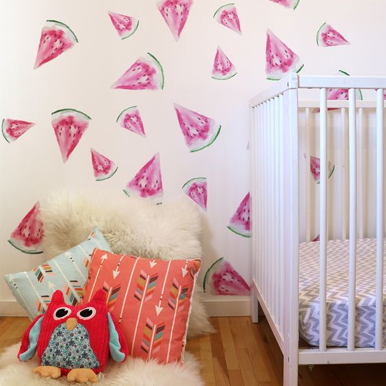 Vidámmá varázsolja a gyerekszobát a dinnyés mintájú tapéta.
