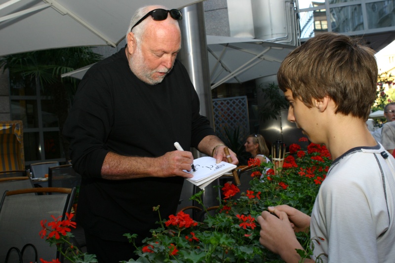 Andy Vajna, a muskátlik mögül kihajoló ember