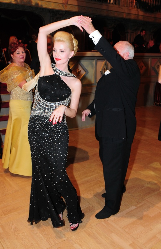 Andy Vajna, a muskátlik mögül kihajoló ember