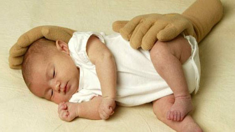 Az új találmánynak hála az inkubátorban lévő kisbabák is érezhetik a szülői érintést 