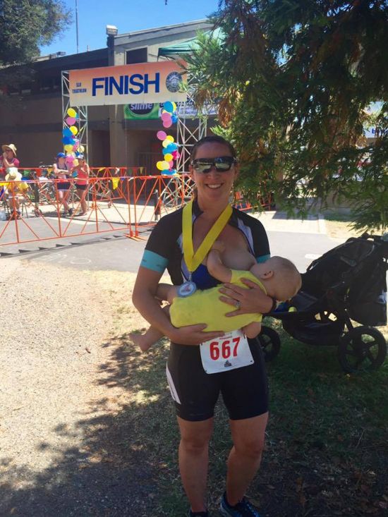 Példakép lett az anya, aki triatlon után rögtön megszoptatta a babáját